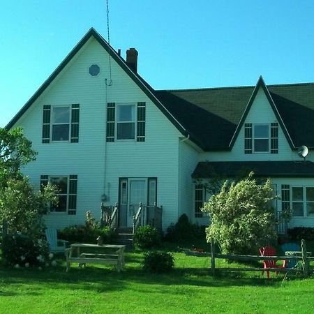 Lovely Green Gable Home Miscouche Eksteriør billede