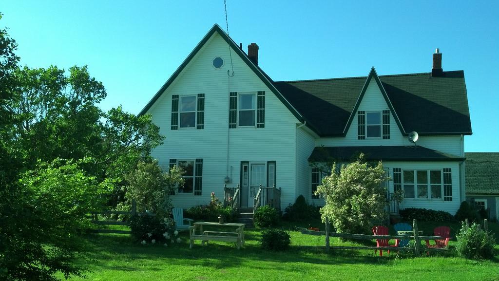 Lovely Green Gable Home Miscouche Eksteriør billede