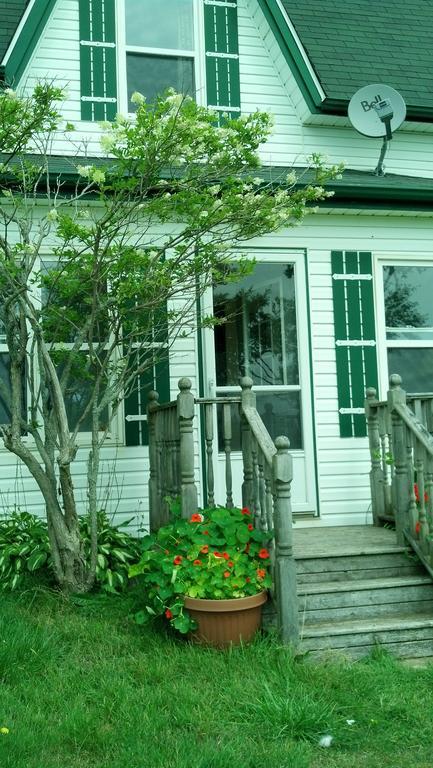 Lovely Green Gable Home Miscouche Eksteriør billede