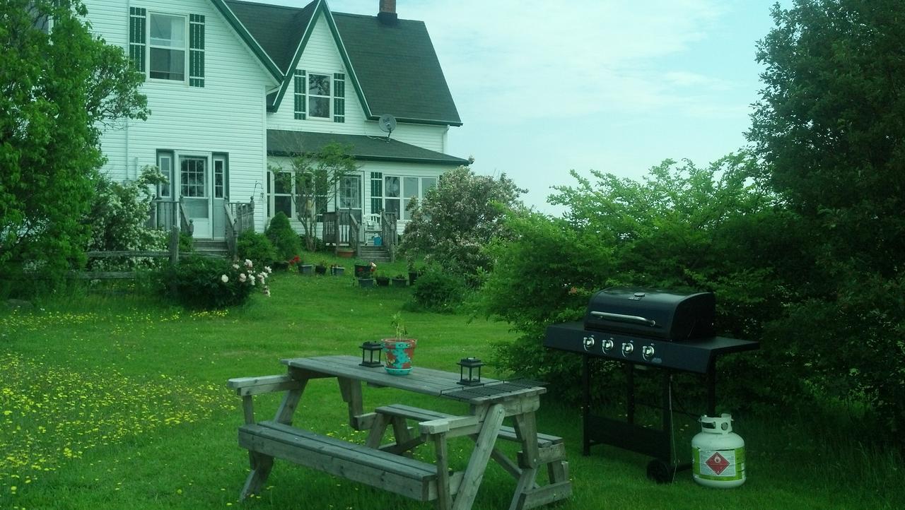 Lovely Green Gable Home Miscouche Eksteriør billede